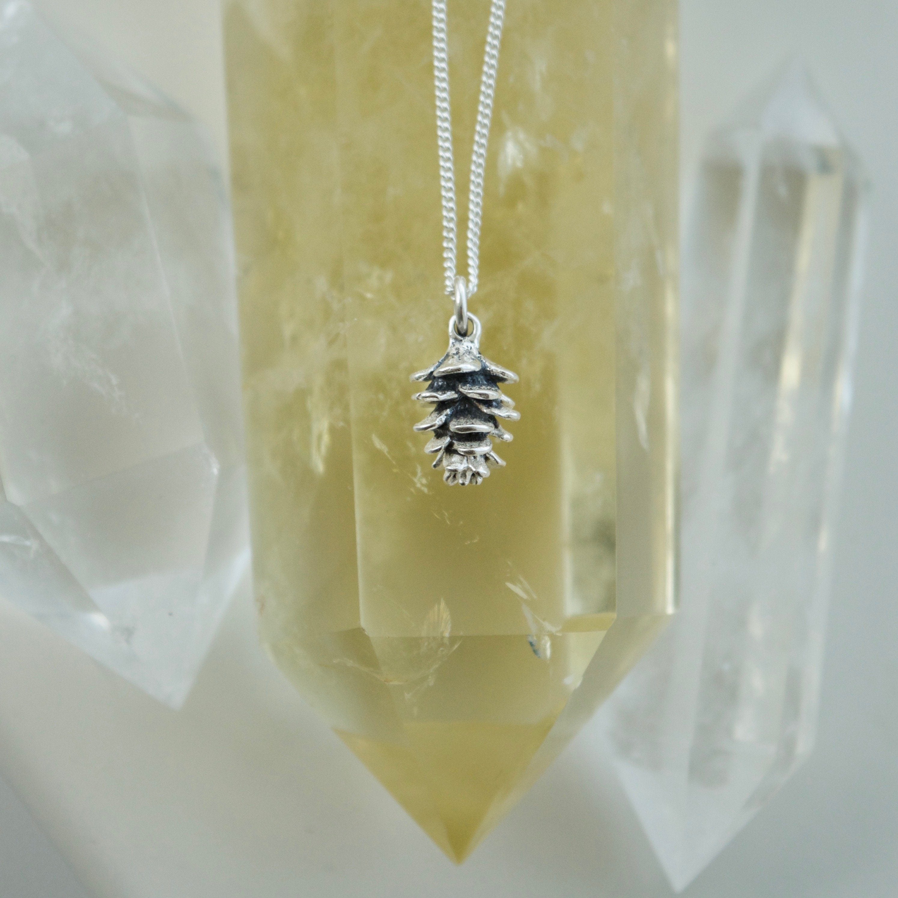 Collier de charme de petite pomme de pin