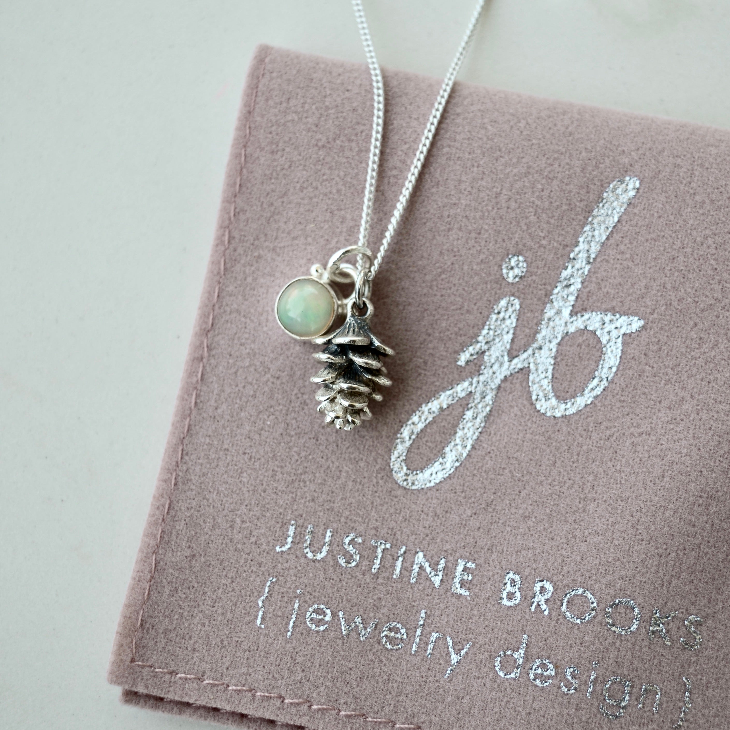 Collier de charme de petite pomme de pin