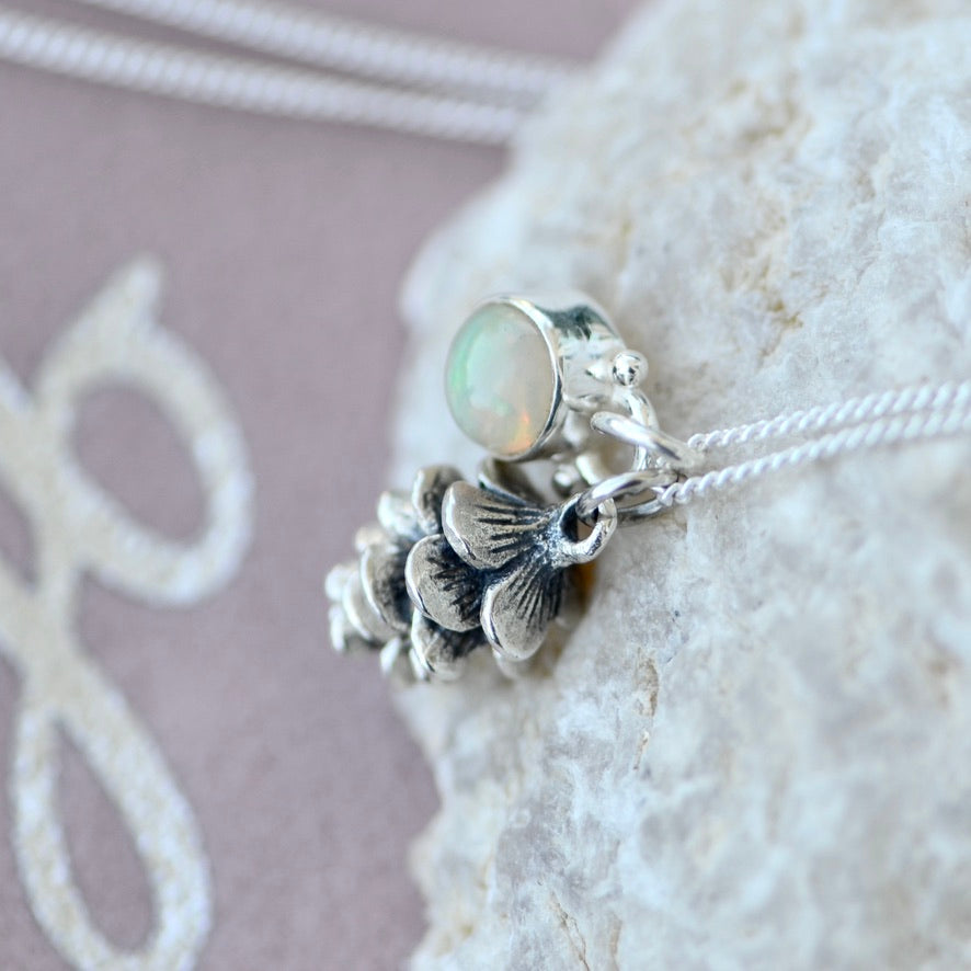 Collier de charme de petite pomme de pin