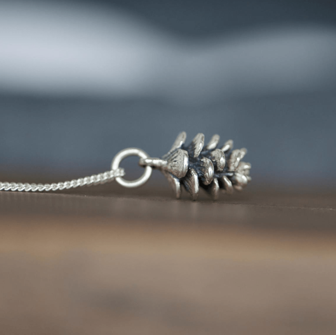 Collier de charme de petite pomme de pin