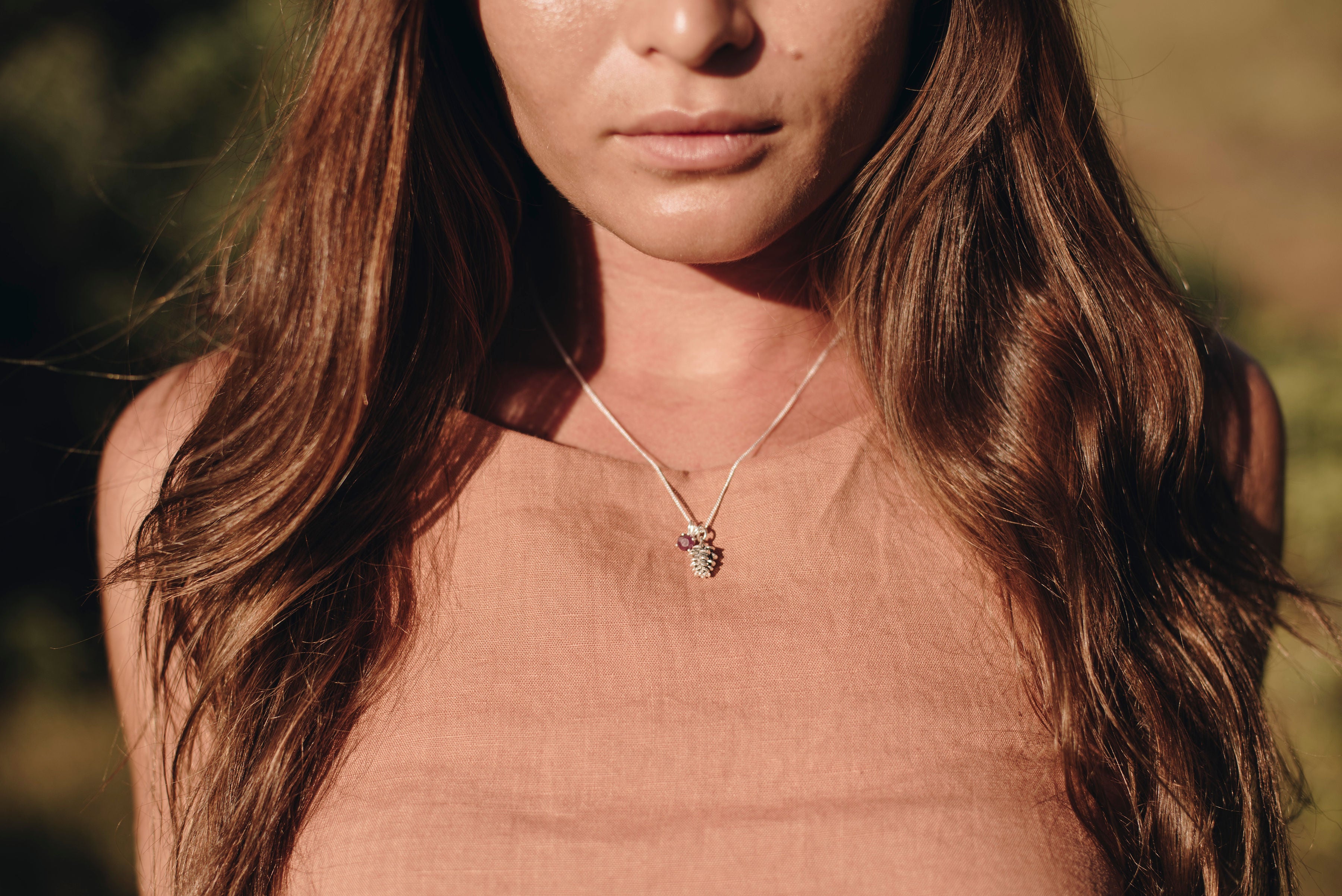 Collier de charme de petite pomme de pin