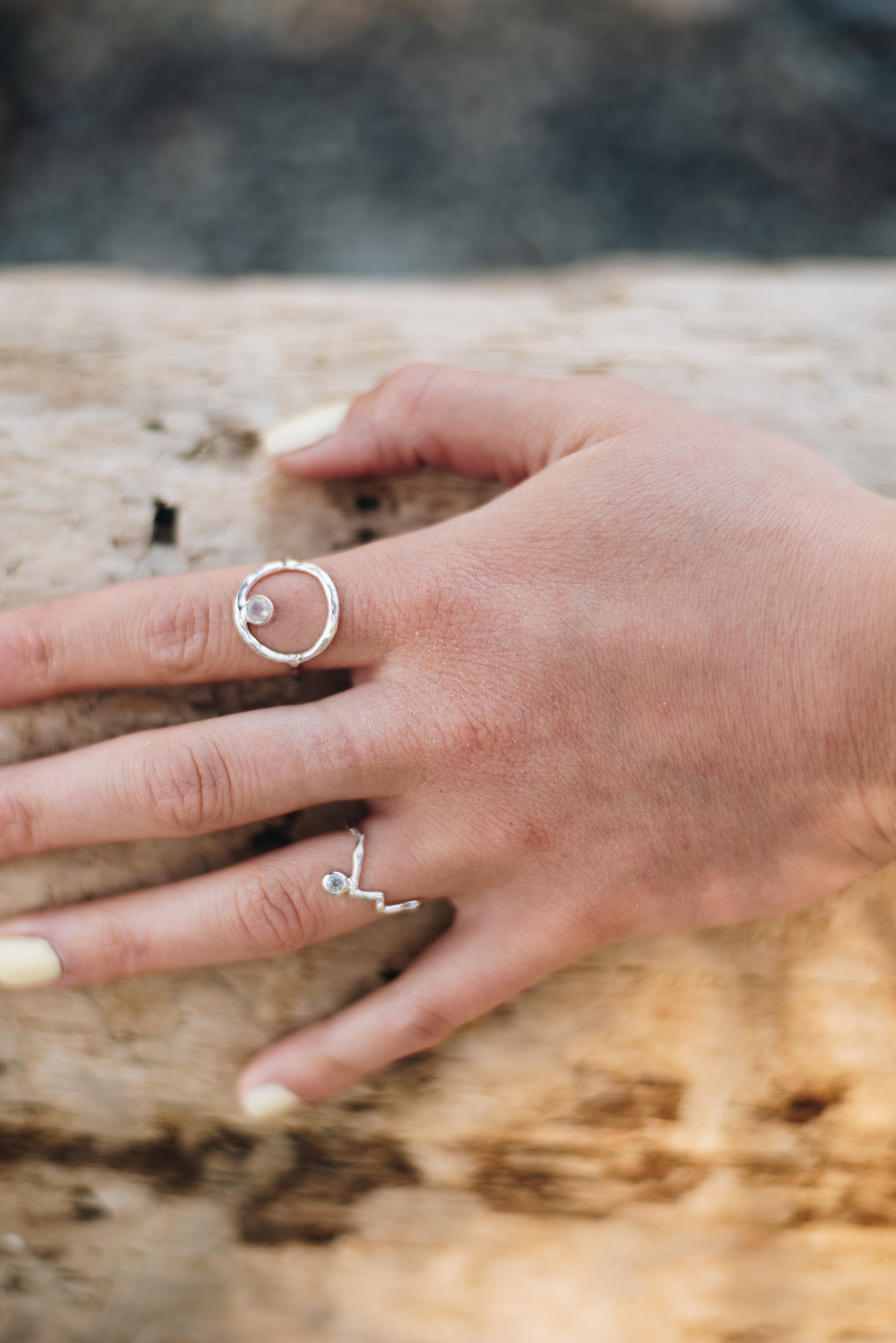 Bague avec pierres précieuses circulaires 