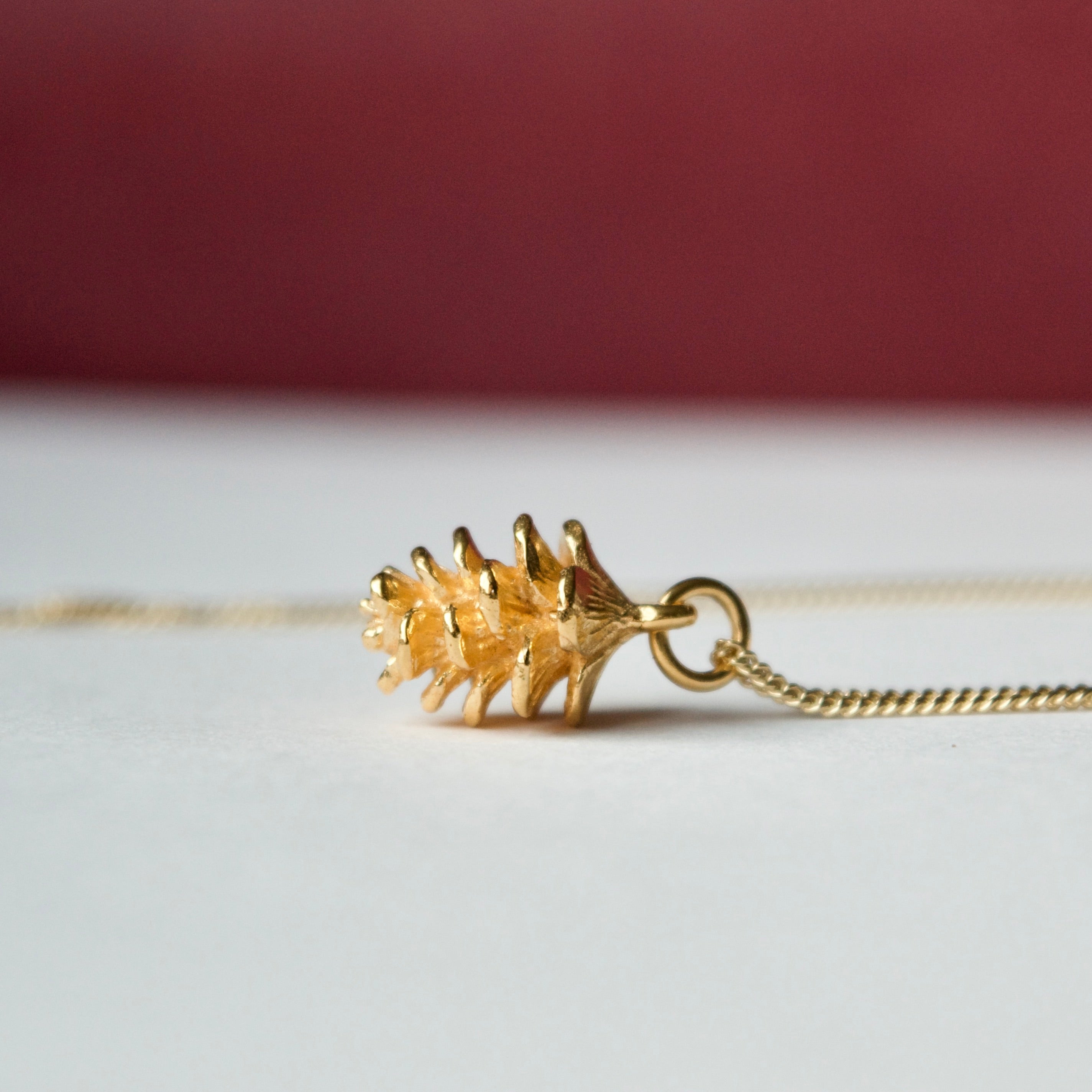 Collier à breloques en forme de petite pomme de pin en or jaune