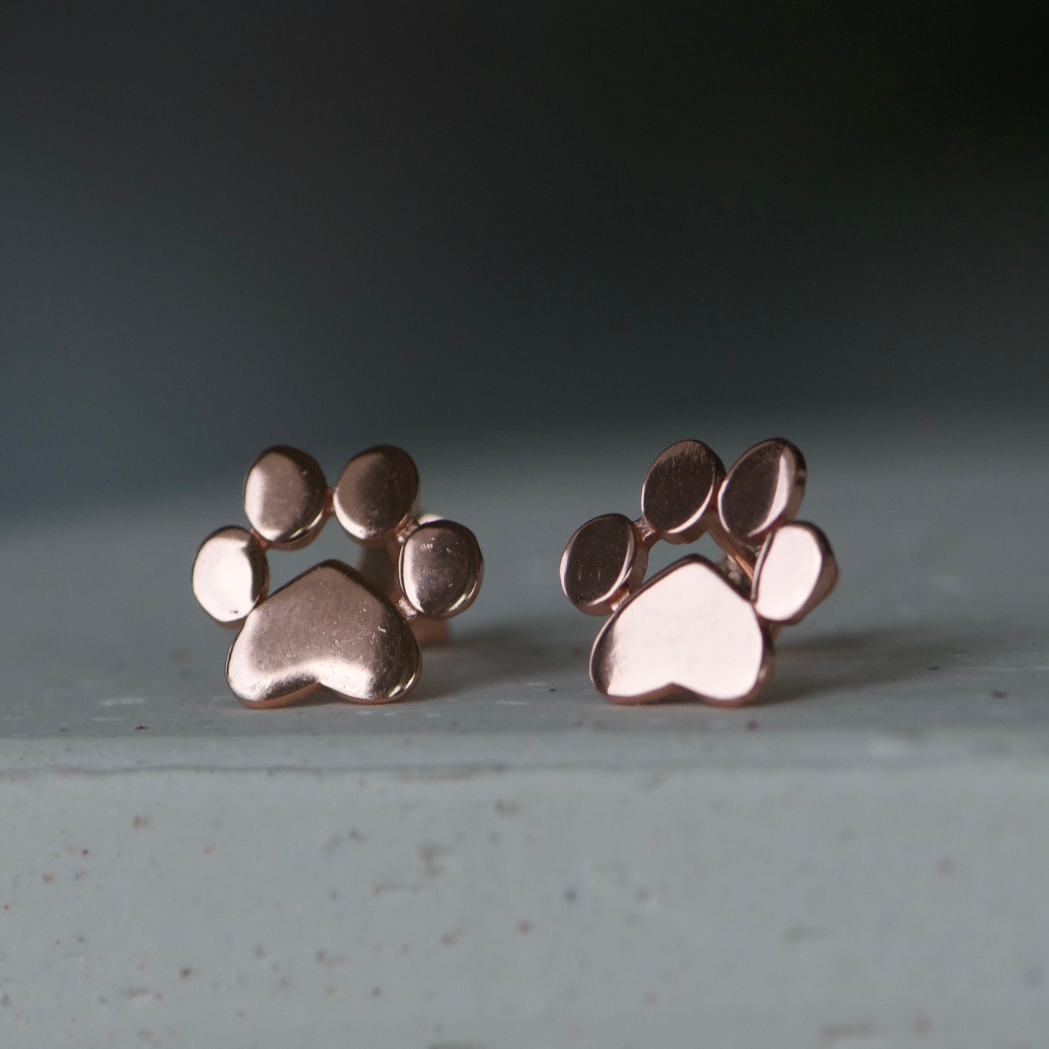 Boucles d'oreilles puces patte de chien en or rose